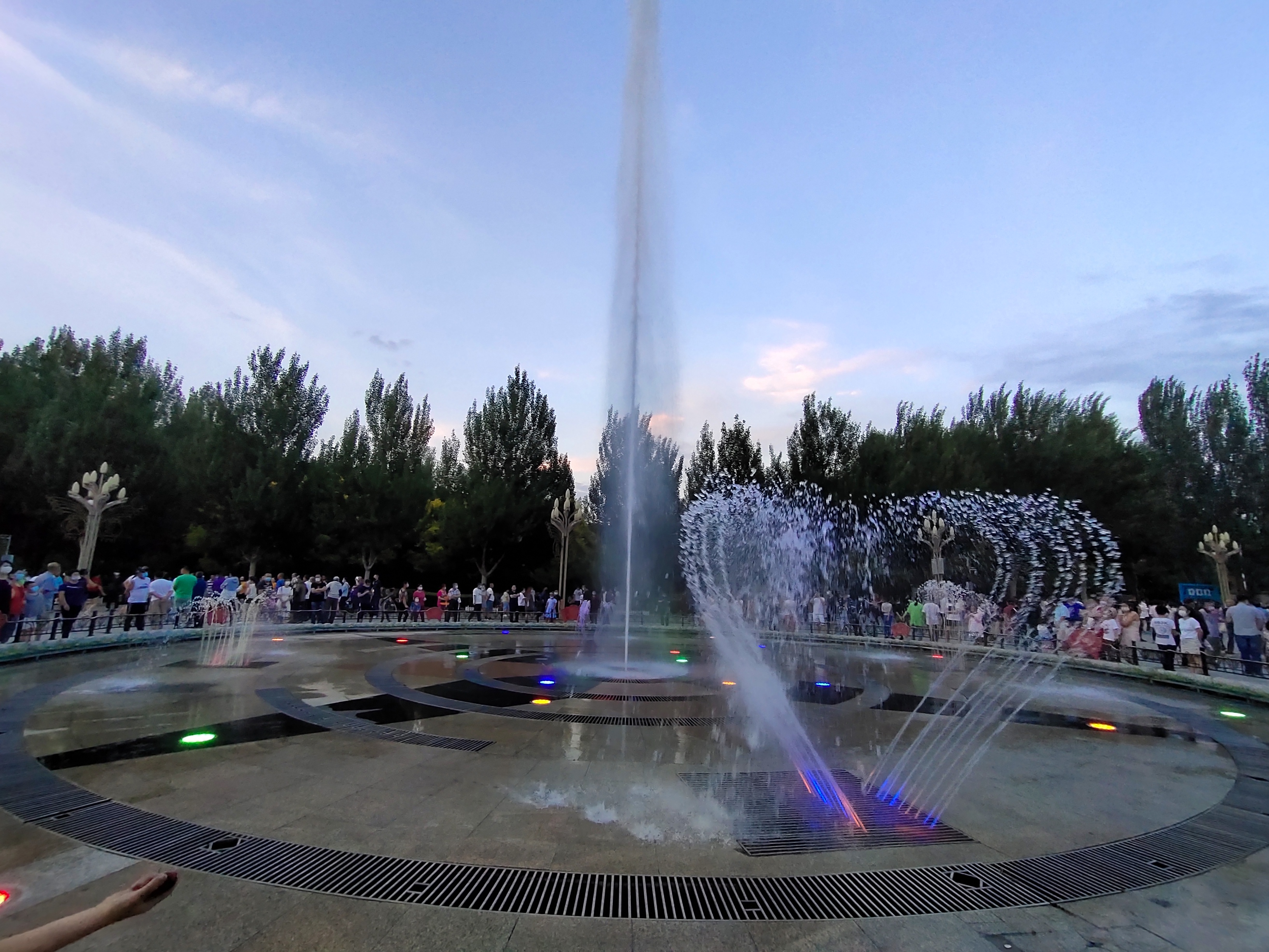 x50夜景下的追光者公园喷泉