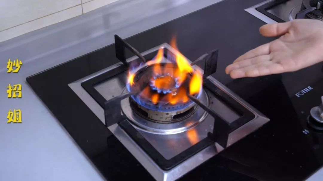 燃气灶火焰发红怎么办?教你一招,不花一分钱就能恢复蓝色火焰
