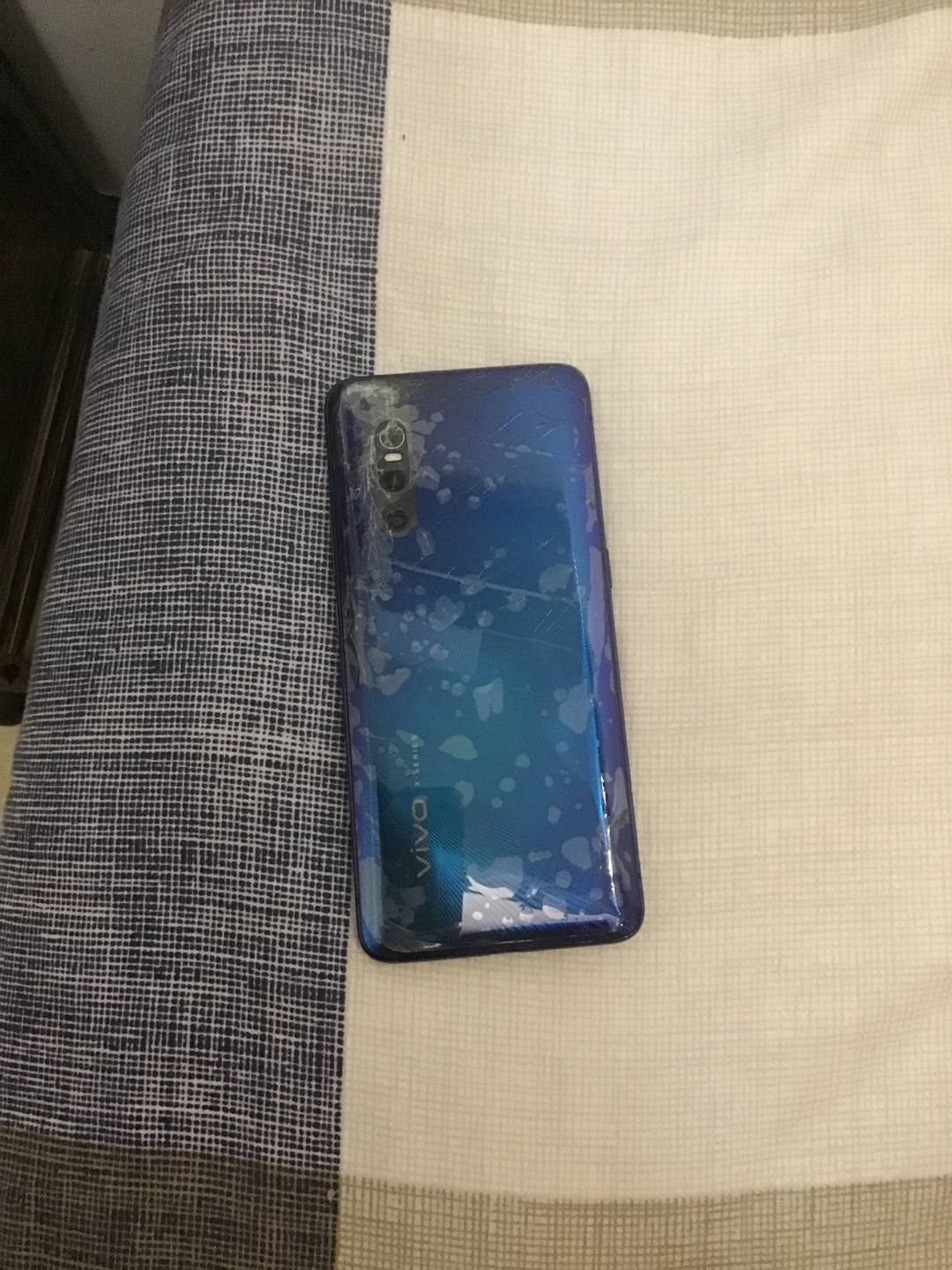 vivox27后盖碎了要多少钱