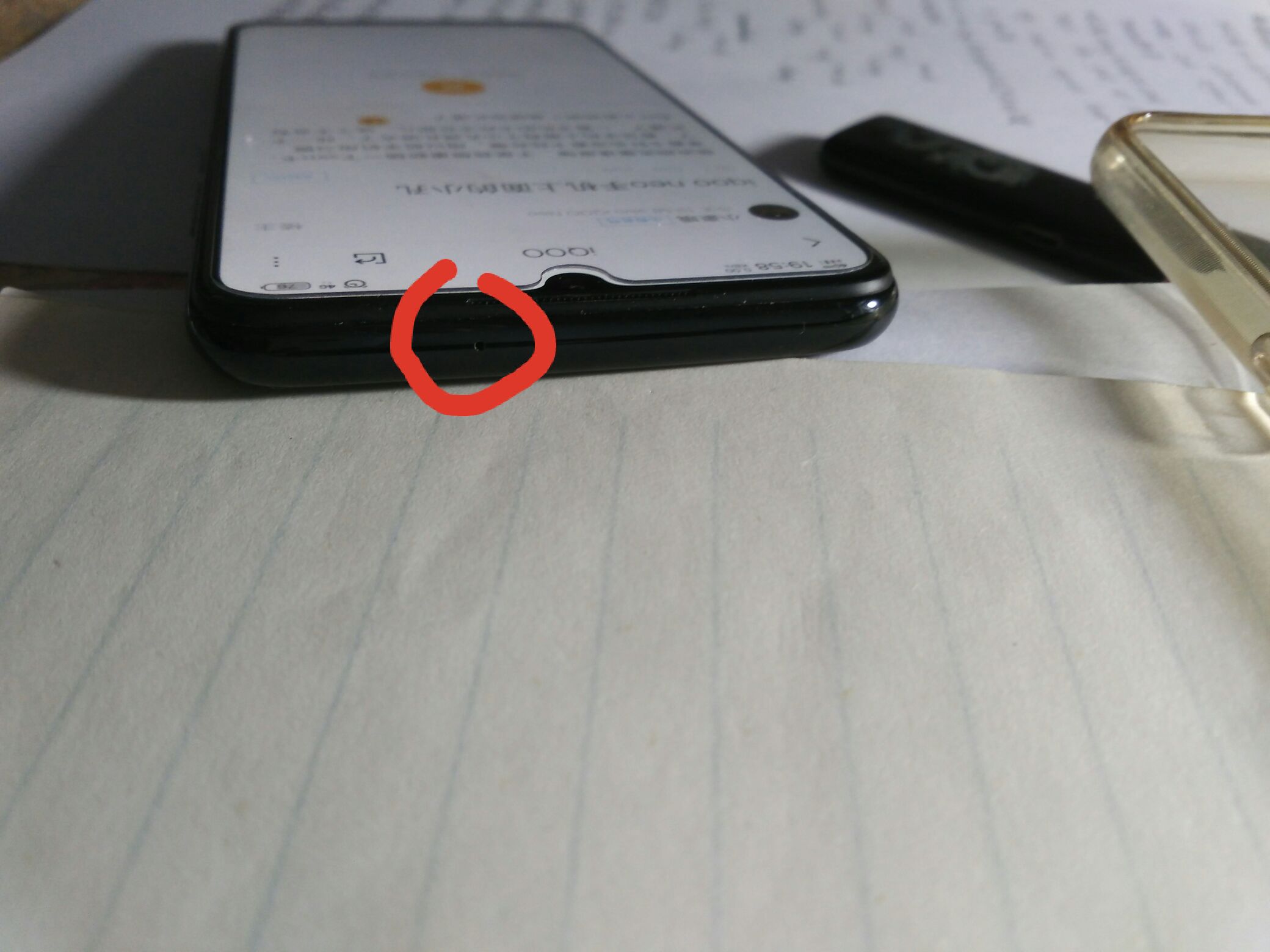 iqooneo手机上面的小孔