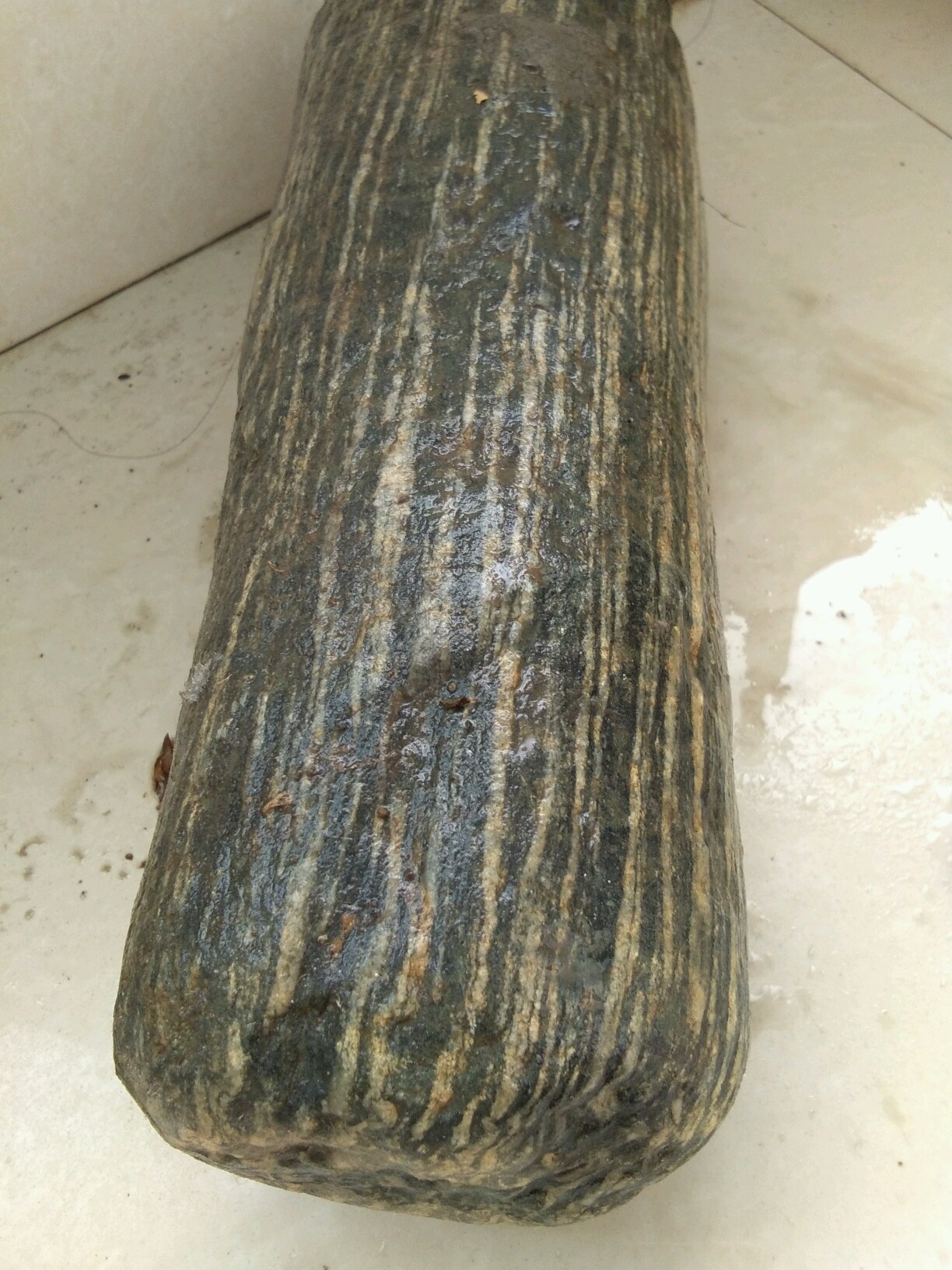 这种柱状条纹石是什么石头?