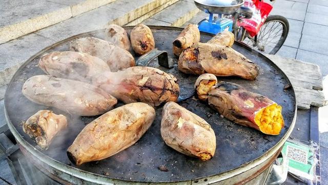 走过路过就会闻到香气扑鼻,而且还透着甘甜的味道,热气喷喷的红薯,让