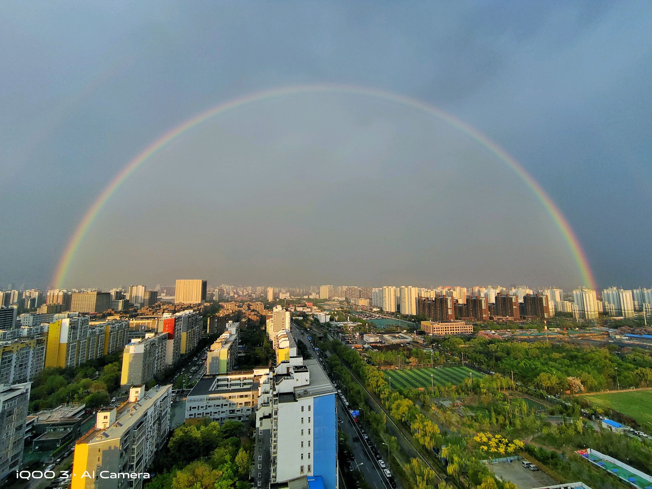 城市雨后彩虹图片