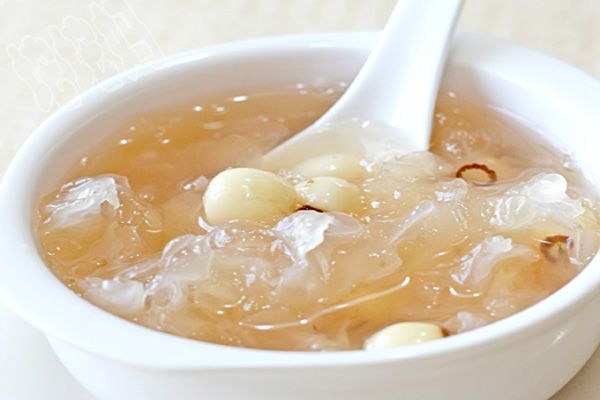 2,取半朵银耳泡发,将其撕成小朵.