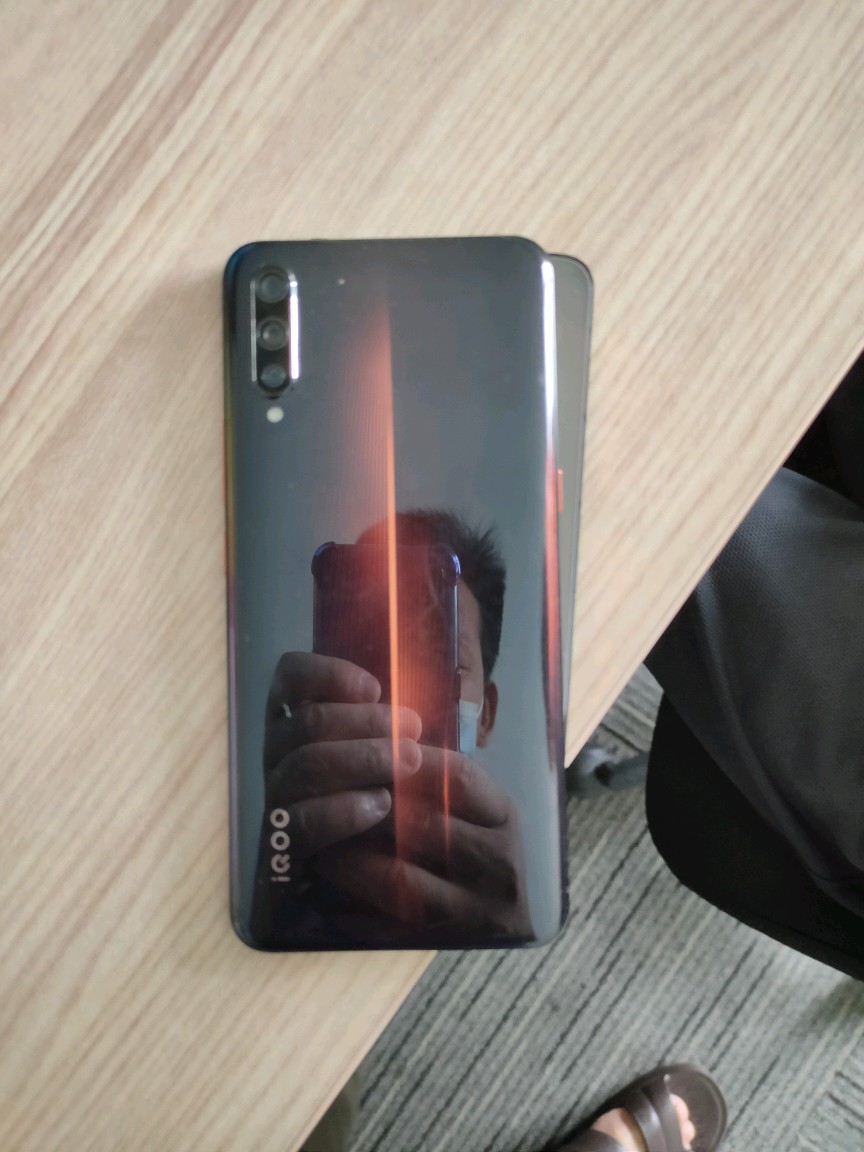 iqoo一代用了一年多屏幕脱落了