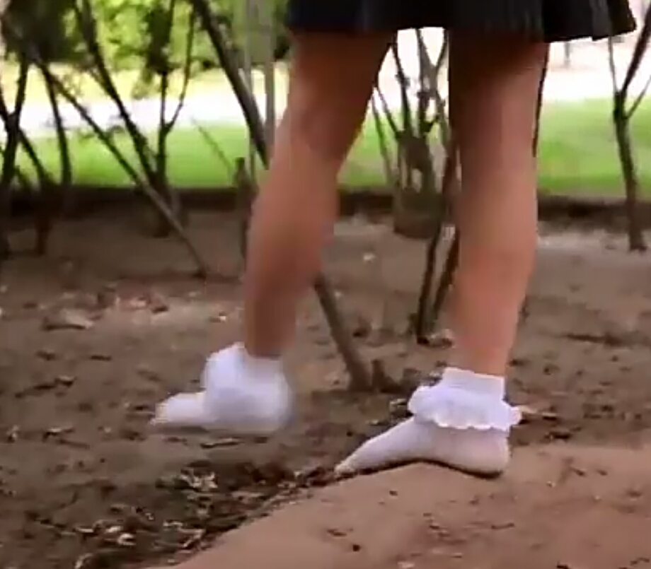 女生只穿袜子在泥地图片