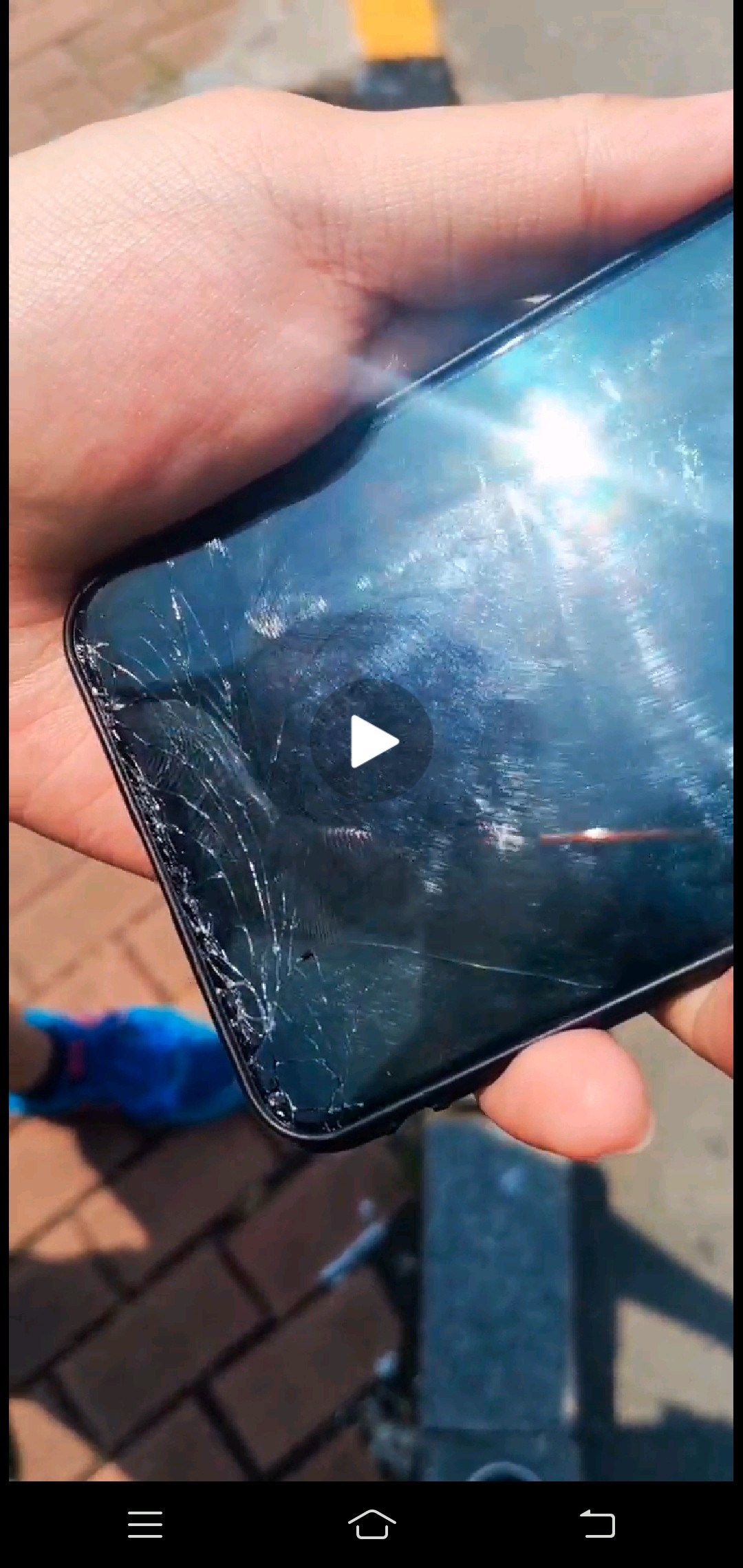 今天手机摔了外屏碎了黑屏但有声音而且处于亮屏模式下面有蓝绿色的线