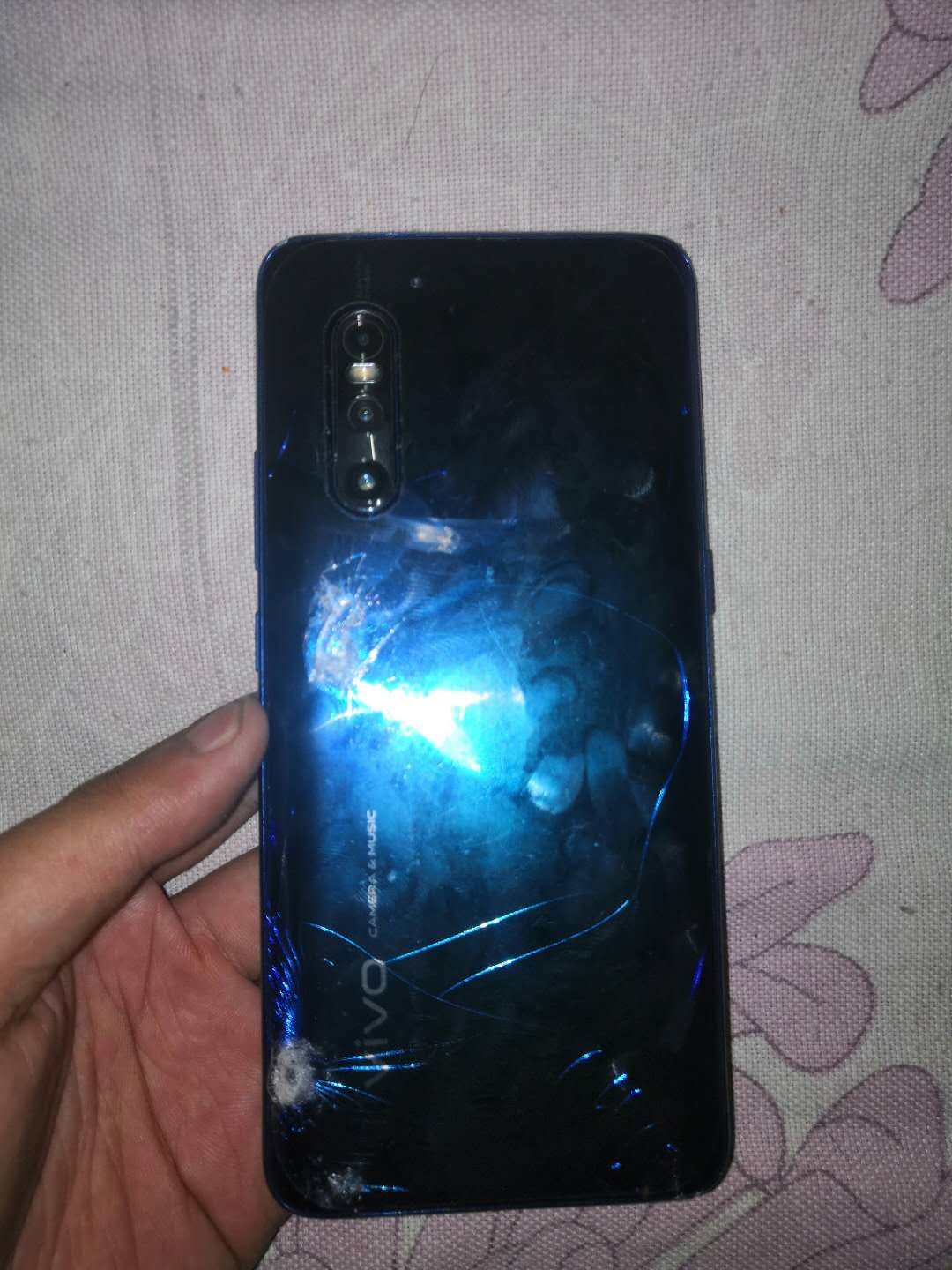 vivox27后盖碎了,不到一年的机子 - vivo官方社区