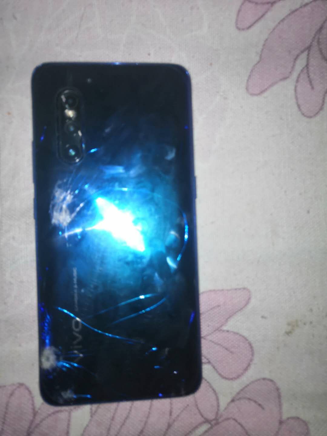 vivox27后盖碎了,不到一年的机子 - vivo官方社区