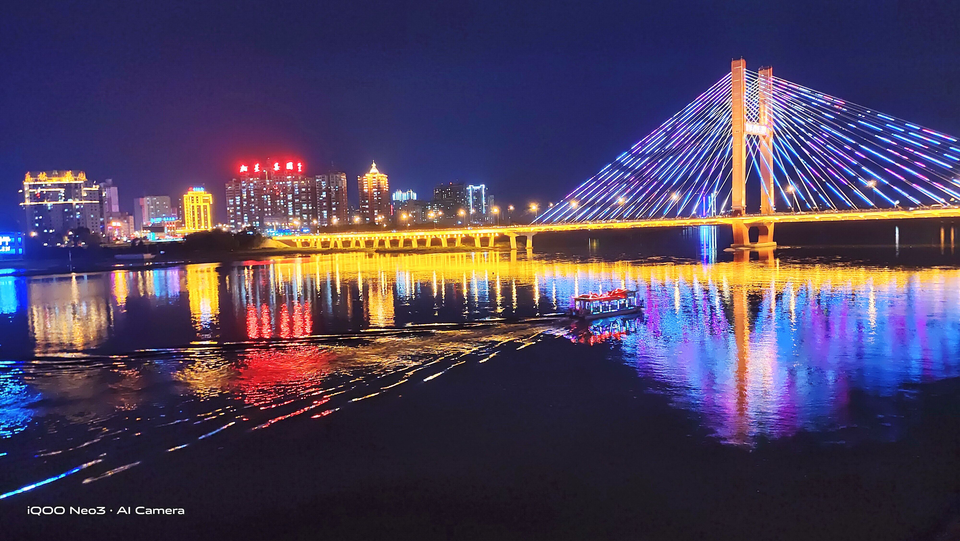 iqoo neo 3支持夜景拍摄,和自动拍摄相比,夜景模式拍出来的照片画面